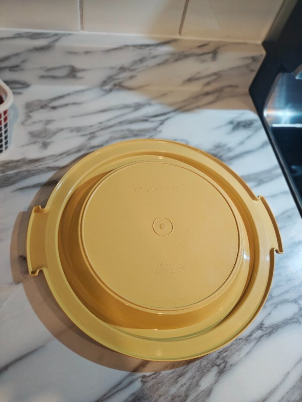Vintage Tupperware Pie Taker Harvest Gold 719 720 with Lid | 1970s Pie Carrier - Picture 5 of 8